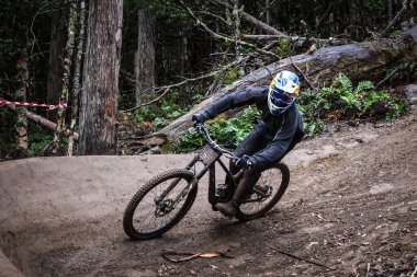 MAYDENA, AUSTRALYA - 23 Şubat 2024 tarihinde Avustralya 'nın Maydena kentinde Kızıl Boğa Hardline Tazmanya' da tohumlama sırasında Büyük Britanya 'dan Kaos Seagrave.