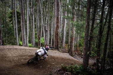 MAYDENA, AUSTRALIA - 23 Şubat 2024 'te Avustralya' nın Maydena kentinde Red Bull Hardline Tazmania 'da tohumlama sırasında Remy Morton.