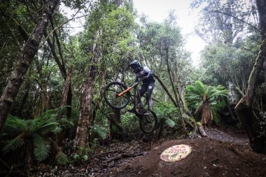 MAYDENA, AUSTRALYA - 23 Şubat 2024 tarihinde Avustralya 'nın Maydena kentinde Kızıl Boğa Hardline Tazmanya' da tohumlama sırasında Güney Afrikalı Theo Erlangsen.