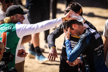 MAYDENA, AUSTRALYA - 24 Şubat 2024 tarihinde Avustralya 'nın Maydena kentinde Red Bull Hardline Tazmania' yı kazandıktan sonra, İrlandalı Ronan Dunne akıntıya kapıldı.