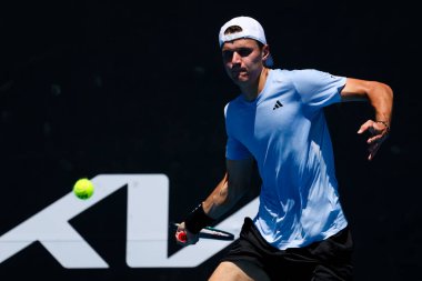 MELBOURNE, AUSTRALYA - 12 Ocak 2024 tarihinde Melbourne Park 'taki 2024 Avustralya Açık' ta oynanan final turunda Çek Cumhuriyeti 'nden Jakub Mensik, Fransa' dan Harold Mayot 'u yendi.