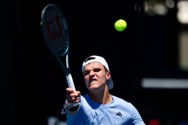 MELBOURNE, AUSTRALYA - 12 Ocak 2024 tarihinde Melbourne Park 'taki 2024 Avustralya Açık' ta oynanan final turunda Çek Cumhuriyeti 'nden Jakub Mensik, Fransa' dan Harold Mayot 'u yendi.