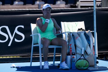 MELBOURNE, AUSTRALYA - 12 Ocak 2024: Arjantinli Katie Volynets, 12 Ocak 'ta Melbourne Park' taki 2024 Avustralya Açık 'ta oynanan final elemeleri öncesinde Arjantinli Julia Riera' yı yenme yolunda