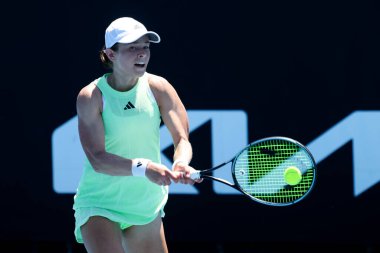 MELBOURNE, AUSTRALYA - 12 Ocak 2024: Arjantinli Katie Volynets, 12 Ocak 'ta Melbourne Park' taki 2024 Avustralya Açık 'ta oynanan final elemeleri öncesinde Arjantinli Julia Riera' yı yenme yolunda