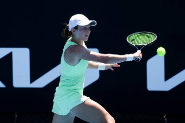 MELBOURNE, AUSTRALYA - 12 Ocak 2024: Arjantinli Katie Volynets, 12 Ocak 'ta Melbourne Park' taki 2024 Avustralya Açık 'ta oynanan final elemeleri öncesinde Arjantinli Julia Riera' yı yenme yolunda