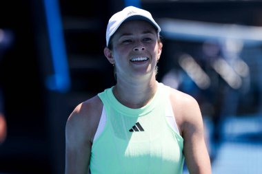 MELBOURNE, AUSTRALYA - 12 Ocak 2024: Arjantinli Katie Volynets, 12 Ocak 'ta Melbourne Park' taki 2024 Avustralya Açık 'ta oynanan final elemeleri öncesinde Arjantinli Julia Riera' yı yenme yolunda