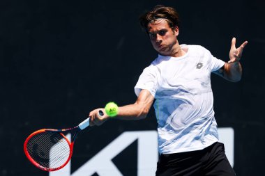 Arjantinli Santiago Fa Rodriguez Taverna 'yı Melbourne Park' taki 2024 Avustralya Açık Atmosfer elemeleri öncesinde yenme yolunda İtalya 'dan Flavio Cobolli