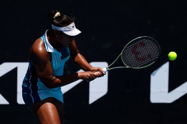 Melbourne Park 'ta 2024 Avustralya Açık' ta oynanan 2024 Avustralya Açık karşılaşması öncesinde Meksikalı Renata Zarazua 'ya karşı oynayan Avustralyalı Destanee Aiava