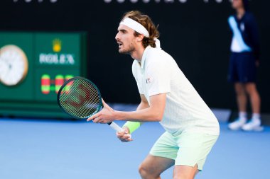 MELBOURNE, AUSTRALIA - 11 Ocak 2024 'te Melbourne Park' ta oynanan 2024 Avustralya Açık turnuvası öncesinde Yunan Stefanos Tsitsipas Sırp Novak Cokoviç 'e karşı oynuyor