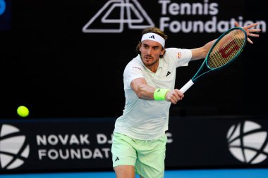 MELBOURNE, AUSTRALIA - 11 Ocak 2024 'te Melbourne Park' ta oynanan 2024 Avustralya Açık turnuvası öncesinde Yunan Stefanos Tsitsipas Sırp Novak Cokoviç 'e karşı oynuyor
