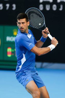 MELBOURNE, AUSTRALIA - 11 Ocak 2024 'te Melbourne Park' ta oynanan 2024 Avustralya Açık turnuvası öncesinde Yunan Stefanos Tsitsipas ile oynayan Sırp Novak Cokoviç