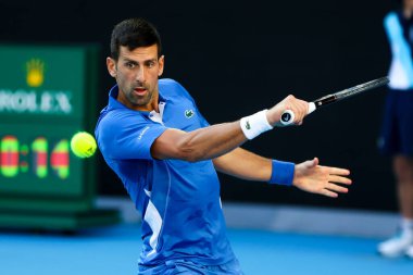 MELBOURNE, AUSTRALIA - 11 Ocak 2024 'te Melbourne Park' ta oynanan 2024 Avustralya Açık turnuvası öncesinde Yunan Stefanos Tsitsipas ile oynayan Sırp Novak Cokoviç