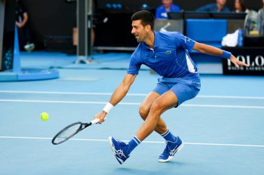 MELBOURNE, AUSTRALIA - 11 Ocak 2024 'te Melbourne Park' ta oynanan 2024 Avustralya Açık turnuvası öncesinde Yunan Stefanos Tsitsipas ile oynayan Sırp Novak Cokoviç