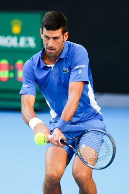 MELBOURNE, AUSTRALIA - 11 Ocak 2024 'te Melbourne Park' ta oynanan 2024 Avustralya Açık turnuvası öncesinde Yunan Stefanos Tsitsipas ile oynayan Sırp Novak Cokoviç