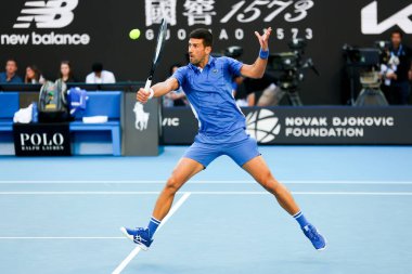 MELBOURNE, AUSTRALIA - 11 Ocak 2024 'te Melbourne Park' ta oynanan 2024 Avustralya Açık turnuvası öncesinde Yunan Stefanos Tsitsipas ile oynayan Sırp Novak Cokoviç