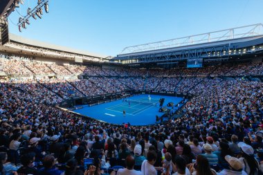 MELBOURNE, AUSTRALIA - 11 Ocak: Sırbistan 'dan Novak Cokoviç ve Yunanistan' dan Stefanos Tsitsipas 'ın Melbourne Park' taki 2024 Avustralya Açık 'ta oynanacak yardım maçı öncesinde birbirleriyle oynadıkları stadyum görüşü