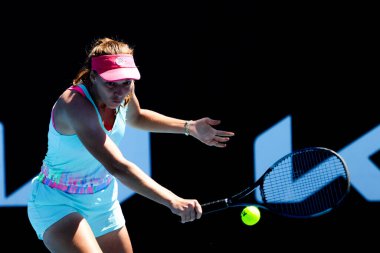 MELBOURNE, AUSTRALYA - 11 Ocak 2024 'te Melbourne Park' ta oynanan 2024 Avustralya Açık 'ta Kanadalı Rebecca Marino' ya karşı oynayan Fransız Jessika Ponchet