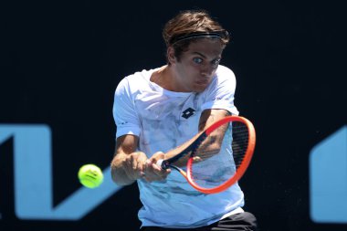 MELBOURNE, AUSTRALYA - 11 Ocak 2024 tarihinde Melbourne Park 'ta düzenlenen 2024 Avustralya Açık' ta Lübnanlı Benjamin Hassan 'ı yenme yolunda ilerleyen İtalyan Flavio Cobolli