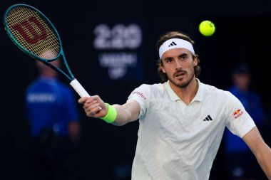 MELBOURNE, AUSTRALIA - 11 Ocak 2024 'te Melbourne Park' ta oynanan 2024 Avustralya Açık turnuvası öncesinde Yunan Stefanos Tsitsipas Sırp Novak Cokoviç 'e karşı oynuyor