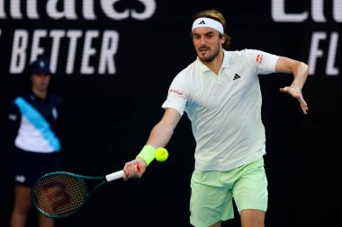 MELBOURNE, AUSTRALIA - 11 Ocak 2024 'te Melbourne Park' ta oynanan 2024 Avustralya Açık turnuvası öncesinde Yunan Stefanos Tsitsipas Sırp Novak Cokoviç 'e karşı oynuyor