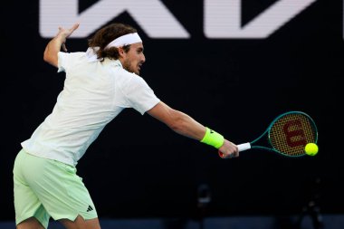 MELBOURNE, AUSTRALIA - 11 Ocak 2024 'te Melbourne Park' ta oynanan 2024 Avustralya Açık turnuvası öncesinde Yunan Stefanos Tsitsipas Sırp Novak Cokoviç 'e karşı oynuyor