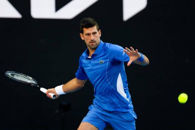 MELBOURNE, AUSTRALIA - 11 Ocak 2024 'te Melbourne Park' ta oynanan 2024 Avustralya Açık turnuvası öncesinde Yunan Stefanos Tsitsipas ile oynayan Sırp Novak Cokoviç