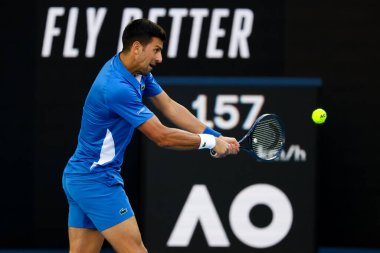 MELBOURNE, AUSTRALIA - 11 Ocak 2024 'te Melbourne Park' ta oynanan 2024 Avustralya Açık turnuvası öncesinde Yunan Stefanos Tsitsipas ile oynayan Sırp Novak Cokoviç