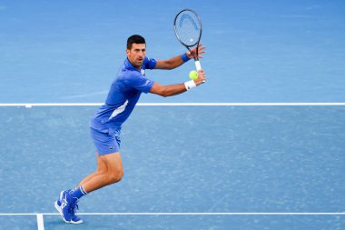 MELBOURNE, AUSTRALIA - 11 Ocak 2024 'te Melbourne Park' ta oynanan 2024 Avustralya Açık turnuvası öncesinde Yunan Stefanos Tsitsipas ile oynayan Sırp Novak Cokoviç