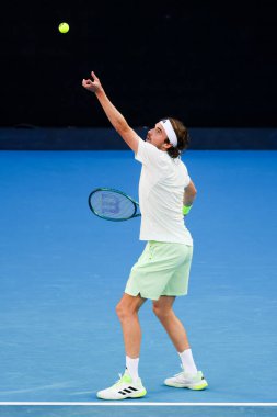 MELBOURNE, AUSTRALIA - 11 Ocak 2024 'te Melbourne Park' ta oynanan 2024 Avustralya Açık turnuvası öncesinde Yunan Stefanos Tsitsipas Sırp Novak Cokoviç 'e karşı oynuyor