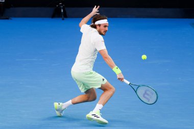 MELBOURNE, AUSTRALIA - 11 Ocak 2024 'te Melbourne Park' ta oynanan 2024 Avustralya Açık turnuvası öncesinde Yunan Stefanos Tsitsipas Sırp Novak Cokoviç 'e karşı oynuyor