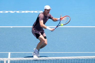 MELBOURNE, AUSTRALIA - 11 Ocak 2024 'te Melbourne' da düzenlenen 2024 Kooyong Classic 'in birinci gününde Büyük Britanyalı Sör Andy Murray, Hırvat Marin Ciliç' e karşı harekete geçti.