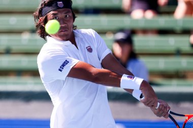 MELBOURNE, AUSTRALIA - 11 Ocak 2024 tarihinde Melbourne 'da oynanan 2024 Kooyong Classic turnuvasının ilk günü boyunca Çinli Zhang Zhi Zhen' e karşı oynarken