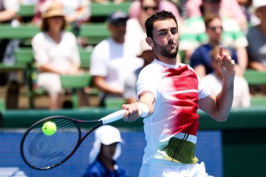 MELBOURNE, AUSTRALIA - 11 Ocak 2024 'te Melbourne' da düzenlenen 2024 Kooyong Classic turnuvasının birinci gününde Hırvat Sör Andy Murray 'i oynarken, Marin Ciliç