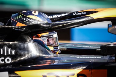 MELBOURNE, AUSTRALIA - 24 Mart: Avustralyalı Oscar Piastri Avustralya 'nın Melbourne kentindeki Albert Park' ta 2024 Avustralya Grand Prix 'sinde McLaren MCL38 sürüyor