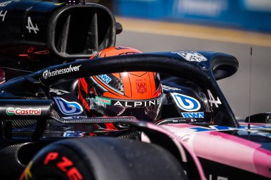 MELBOURNE, AUSTRALIA - 24 Mart: Fransa 'dan Esteban Ocon, Avustralya' nın Melbourne kentindeki Albert Park 'ta 2024 Avustralya Grand Prix' si sırasında Alpine A524 Renault 'u sürüyor