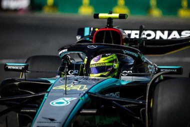 MELBOURNE, AUSTRALIA - 22 Mart 'ta İngiltere' den Lewis Hamilton, Melbourne 'daki Albert Park' taki 2024 Avustralya Grand Prix 'sinde Mercedes AMG Petronas F1 Team W15' i sürdü.