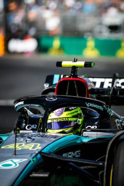 MELBOURNE, AUSTRALIA - 22 Mart 'ta İngiltere' den Lewis Hamilton, Melbourne 'daki Albert Park' taki 2024 Avustralya Grand Prix 'sinde Mercedes AMG Petronas F1 Team W15' i sürdü.