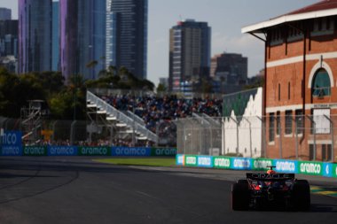 Hollanda 'dan Max Verstappen, Melbourne' daki Albert Park 'ta düzenlenen 2024 Avustralya Grand Prix' sinde Oracle Red Bull Racing RB20 'yi ikinci antrenmanda sürüyor.