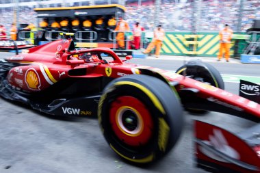MELBOURNE, AUSTRALIA - 23 Mart: İspanyol Carlos Sainz, Avustralya 'nın Melbourne kentindeki Albert Park' ta gerçekleştirilen 2024 Avustralya Grand Prix 'sinde Ferrari SF-24' ü sürüyor.