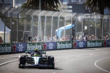 MELBOURNE, AUSTRALIA - 23 Mart: Lewis Hamilton, Avustralya 'nın Melbourne kentindeki Albert Park' ta düzenlenen 2024 Avustralya Grand Prix elemeleri sırasında Mercedes AMG Petronas F1 Team W15 sürmektedir.
