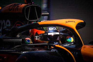 Avustralya 'nın Melbourne kentindeki Albert Park' ta düzenlenen 2024 Avustralya Grand Prix elemeleri sırasında Avustralyalı Oscar Piastri McLaren MCL38 'i sürüyor.