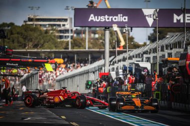 MELBOURNE, AUSTRALIA - 23 Mart: İngiltere 'den Lando Norris Avustralya' nın Melbourne kentindeki Albert Park 'ta düzenlenen 2024 Avustralya Grand Prix elemeleri sırasında McLaren MCL38 kullanıyor