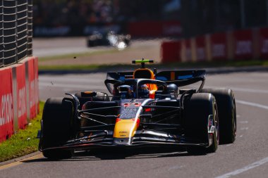 Meksika 'dan Sergio Perez, Avustralya' nın Melbourne kentindeki Albert Park 'taki 2024 Avustralya Grand Prix' sinde gerçekleştirilen ikinci antrenmanda Oracle Red Bull Racing RB20 'yi sürüyor.