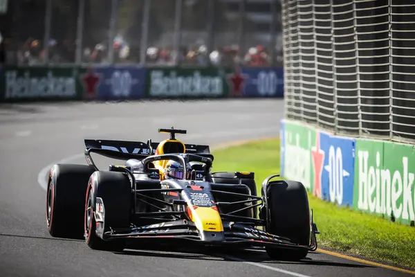 Hollanda 'dan Max Verstappen, Avustralya' nın Melbourne kentindeki Albert Park 'ta düzenlenen 2024 Avustralya Grand Prix' sinde Oracle Red Bull Racing RB20 'yi sürüyor.