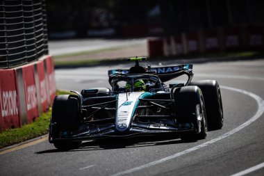 MELBOURNE, AUSTRALIA - 22 Mart 'ta İngiltere' den Lewis Hamilton, Melbourne 'daki Albert Park' ta düzenlenen 2024 Avustralya Grand Prix 'sinde Mercedes AMG Petronas F1 Team W15' i sürdü.