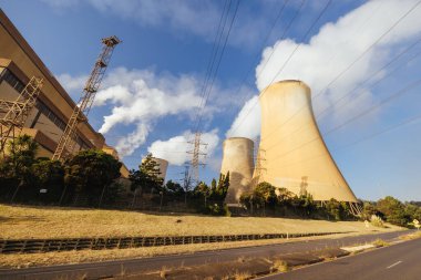 Latrobe Vadisi 'ndeki Yallourn Enerji İstasyonu, artan enerji maliyetleri ve çevresel kaygılar nedeniyle 2028 yılında kapatılacak. Victoria, Avustralya 'daki Yallourn kasabası yakınlarında kurulmuştur.