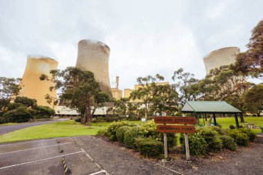 Graeme Edwards Anıt Parkı Yallourn Elektrik Santrali yakınında. Fabrikada öldürülen bir çalışanın anısına inşa edilmiş. Victoria, Avustralya 'daki Yallourn kasabası yakınlarında kurulmuştur.
