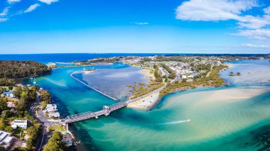 Güney Sahili, Yeni Güney Galler, Avustralya 'daki ünlü Wagonga Körfezi' nin etrafındaki Narooma kıyı kasabasının havadan görünüşü