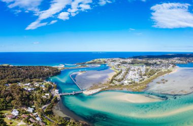 Güney Sahili, Yeni Güney Galler, Avustralya 'daki ünlü Wagonga Körfezi' nin etrafındaki Narooma kıyı kasabasının havadan görünüşü