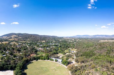 YACKANDANDAH, AUSTRALYA - 29 Aralık 2023: Victoria, Avustralya 'da sıcak bir yaz gününde tarihi altın madeni kasabası Yackandandah' nın hava manzarası